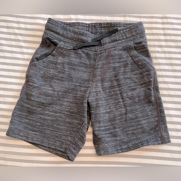 Old Navy Boys Gray Cotton Shorts Size 5T - Picture 3 of 3